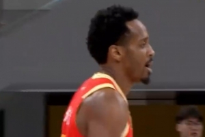 进攻我来扛！小巴里-布朗14中8得17分3板2助1断